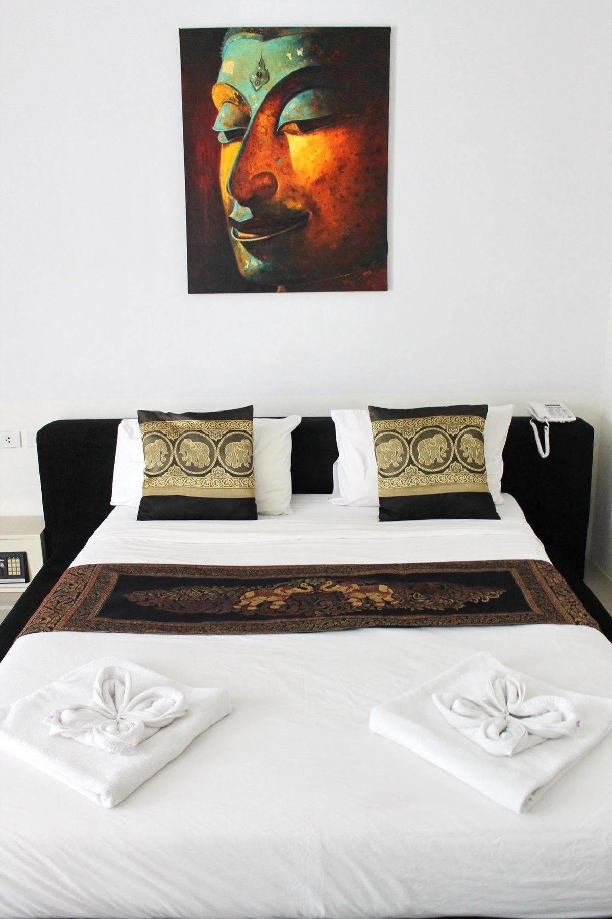 Lars-Lita Residence Patong Exterior photo
